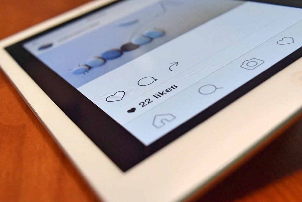 Zaslon Instagrama s naglaskom an SEO optimizaciju i broj lajkova na objavi