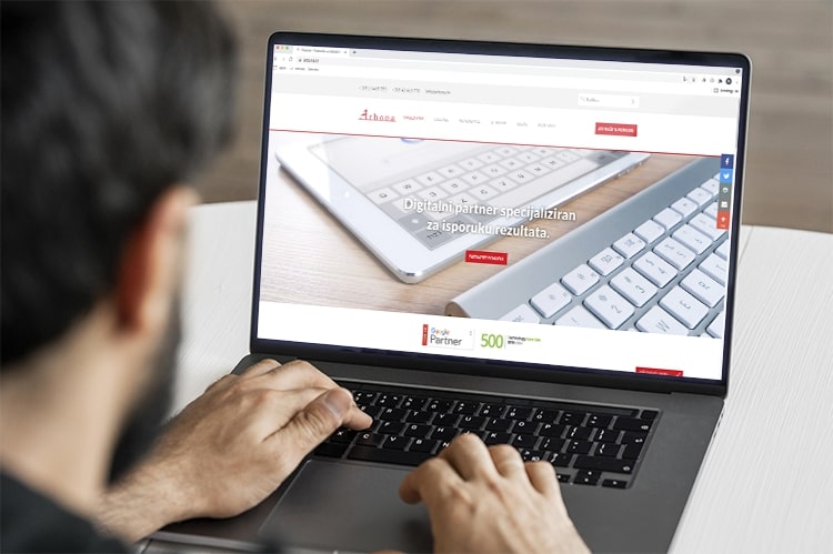 Osoba koristi laptop s prikazom naslovne stranice Arbona digitalne agencije.