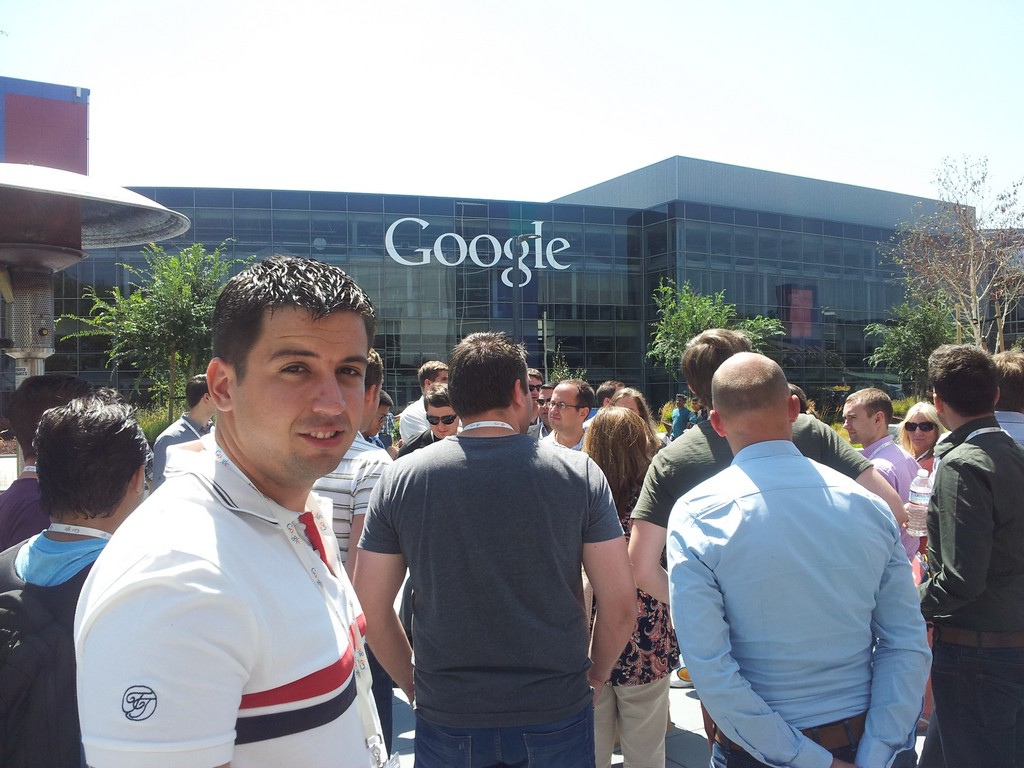 Sandro Lazarić ispred zgrade Googleplex